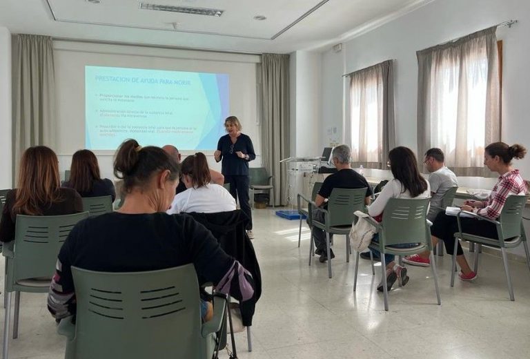 Una-de-las-charlas-divulgativas-sobre-las-MAV-