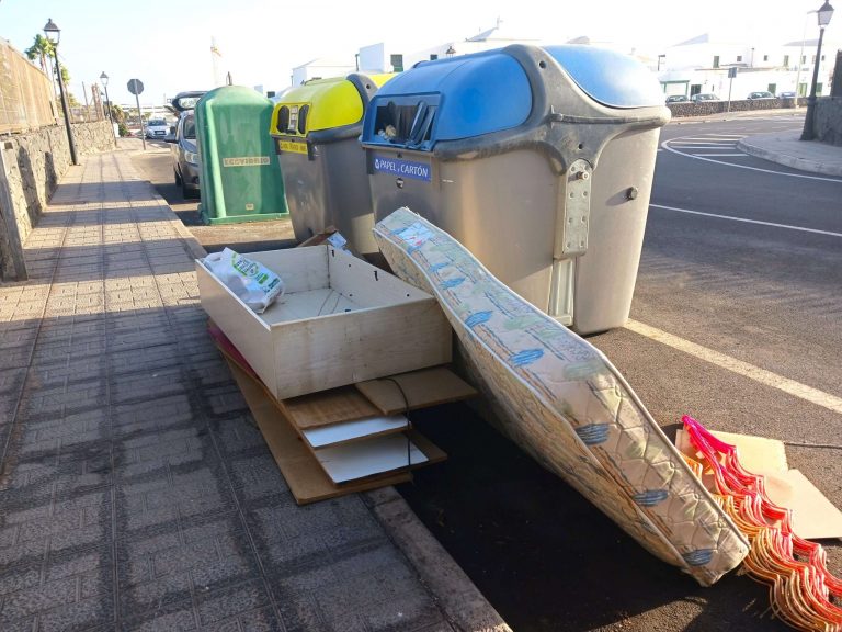 zona-de-contendores-en-Playa-Blanca-scaled