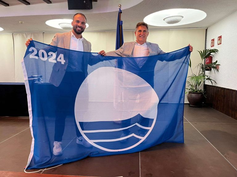 Daniel Medina junto a José Palacios Aguilar con la Bandera Azul