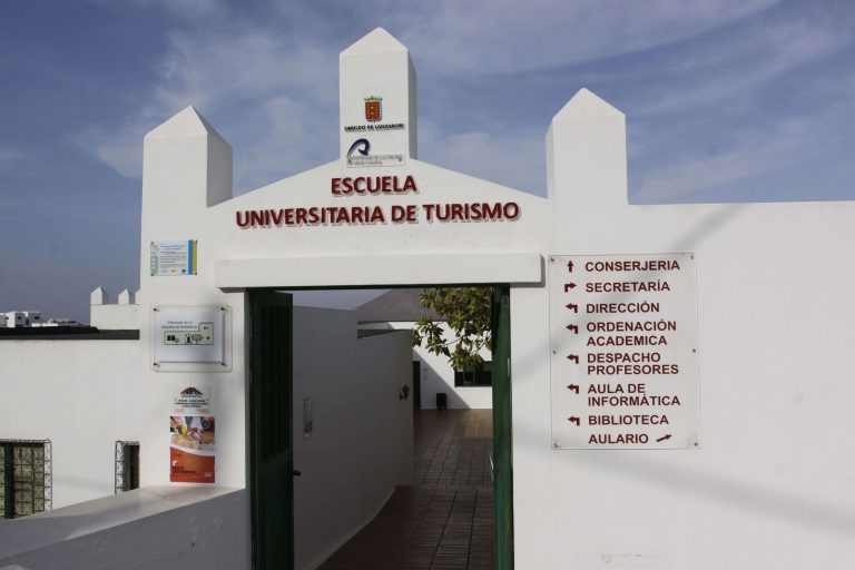 ESCUELA DE TURISMO (2)