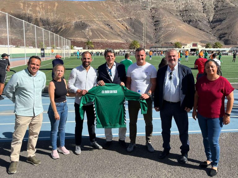 Ediles del Grupo de Gobierno de Yaiza presentes en el encuentro junto a directivos del club