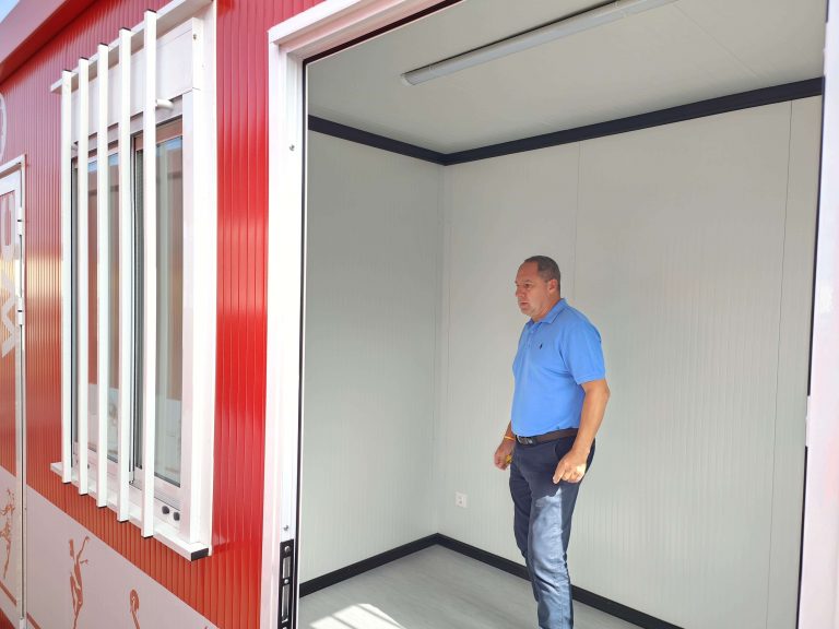 El consejero de Deportes visitando los contenedores (3)