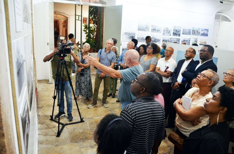 Explicaciones durante la inauguración de _Las puertas de la Macaronesia_ en Cabo Verde