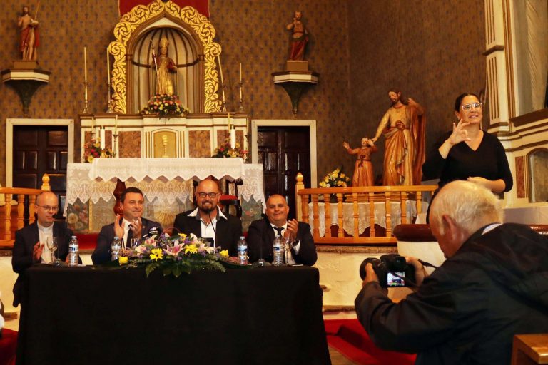 Intérprete de lengua de signos durante el pregón de las fiestas de San Marcial en Femés 3
