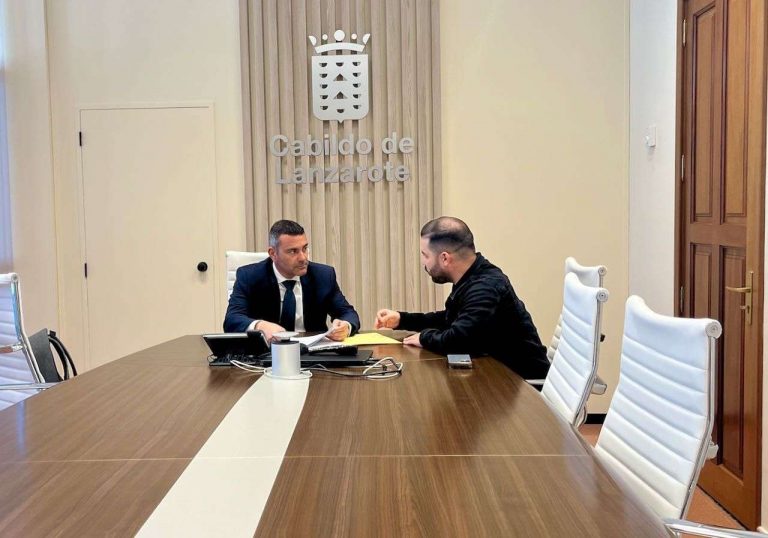 Oswaldo Betancort junto al consejero Jesús Machín (2)