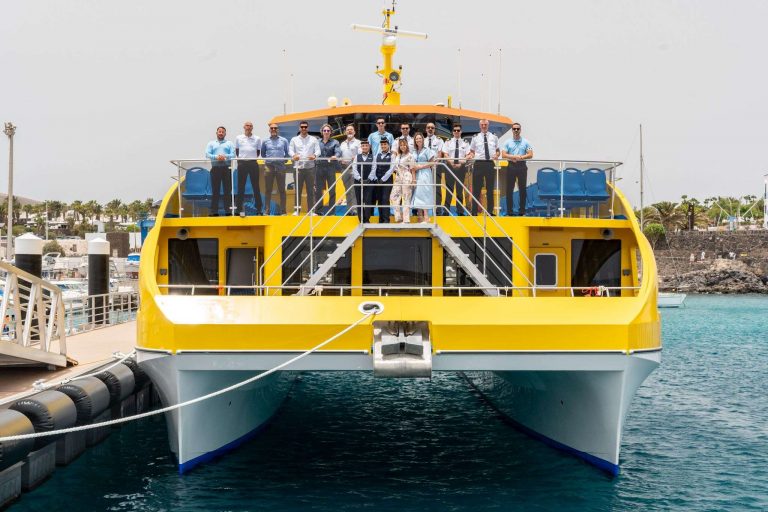 Tripulación del Buganvilla Express y personal de Fred