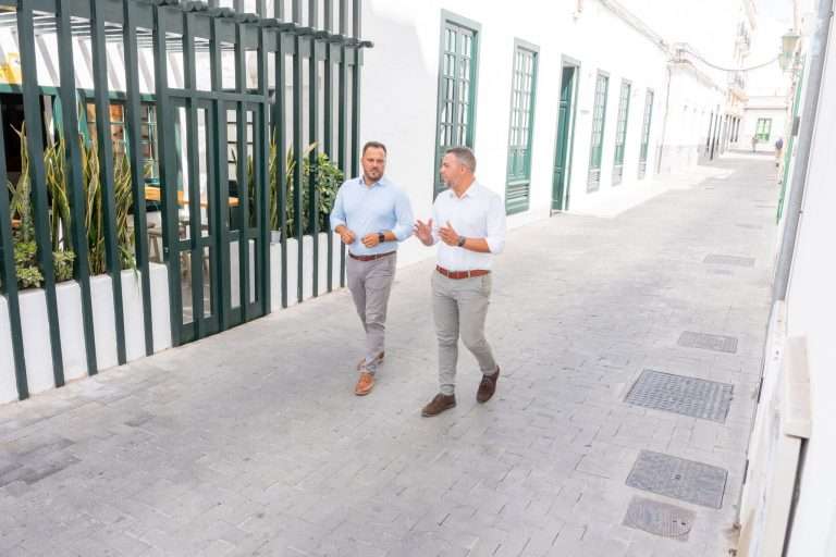 El vicepresidente junto al alcalde de Arrecife en la calle José Betancort