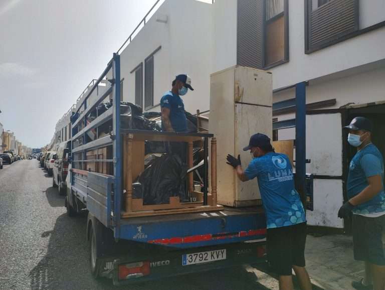 Limpieza de la enorme basura acumulada en el interior de esta casa con okupas