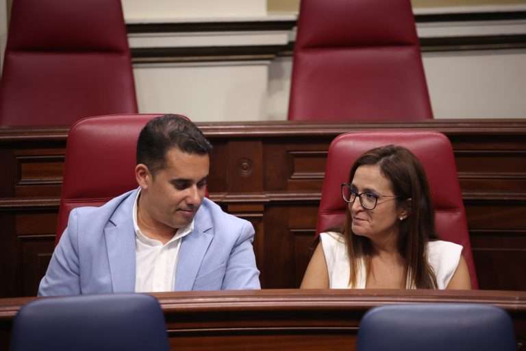 Natalia Santana y Yone? Caraballo en un pleno del Parlamento