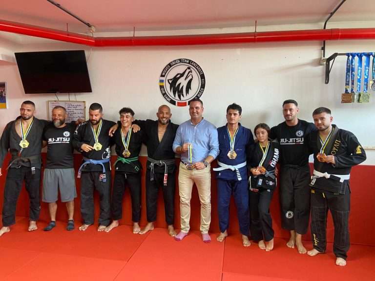 deportistas ganadores junto al concejal de Deportes de Yaiza