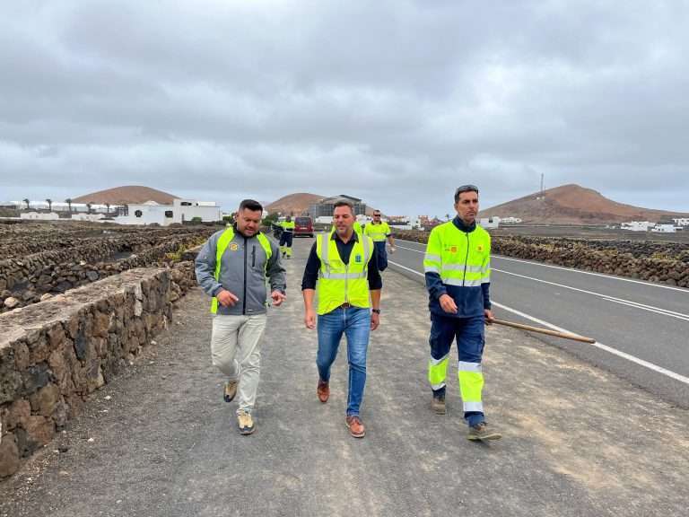 El vicepresidente con el concejal de obras de Tinajo (2)