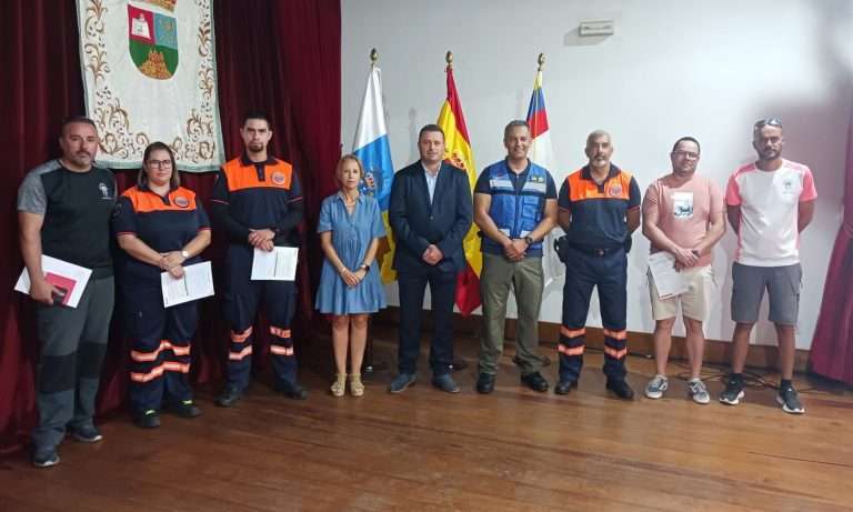 Grupo de beneficiarios con el alcalde de Yaiza