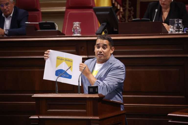 Yone? Caraballo ensen?a un disen?o de logo para los Refugios Clima?ticos de Canarias