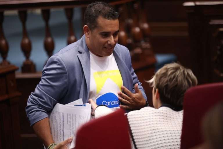 Yone? ensen?a su camisa con el simbolo de los Refugios Clima?ticos de Canarias