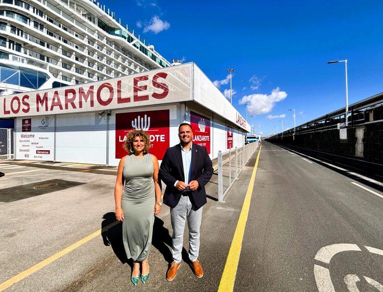 El alcalde Yonathan de León, y la concejala Eli Merino, junto a la nueva terminal de cruceros en Los Mármoles, estrenada este pasado fin de semana