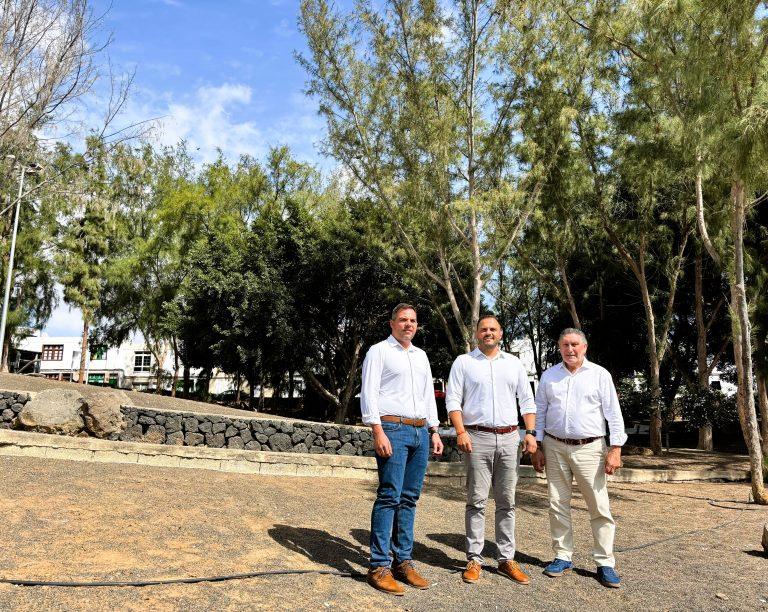 El alcalde de Arrecife, el vicepresidente del Cabildo y el segundo teniente de alcalde y concejal de Parques y Jardines en Titerroy esta semana, en la zona del Parque de los Pinos
