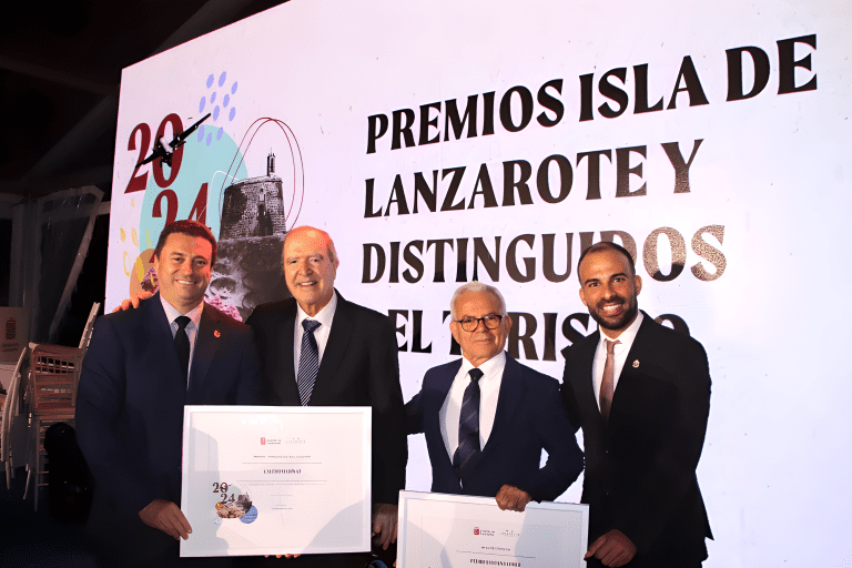 Los galardonados con el alcalde de Yaiza y el concejal de Turismo