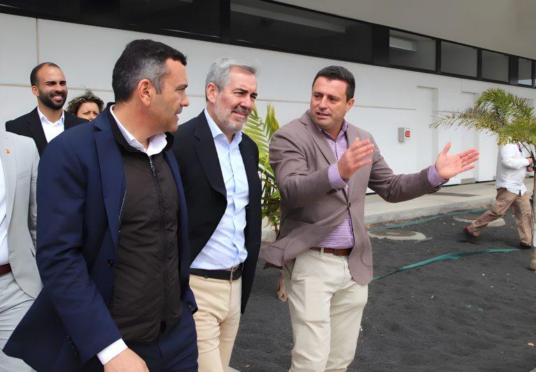 Óscar Noda junto al pte de Canarias y el pte del Cabildo en una visita al Puerto de Playa Blanca
