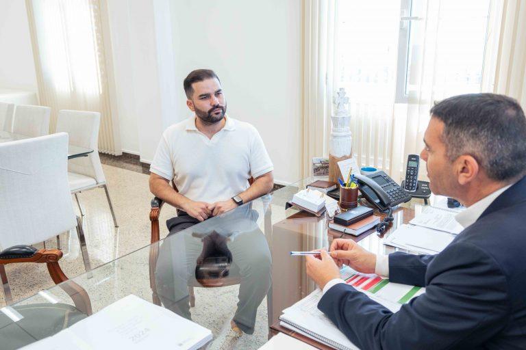 Presidente junto al consejero Jesús Machín
