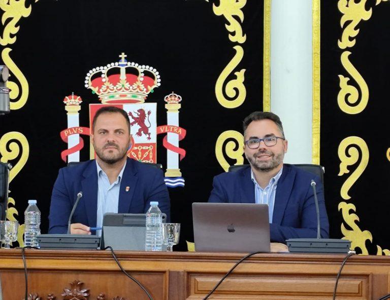 Yonathan de León (alcalde) y Echedey Eugenio (teniente de alcalde)