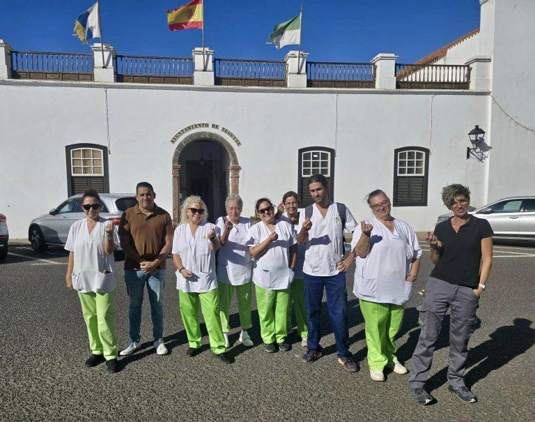 Yone? Caraballo con el personal de limpieza del Ayutamiento de Teguise