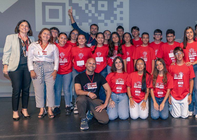 Consejera Ascensión Toledo junto a estudiantes