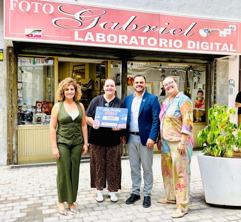 El Ayuntamiento de Arrecife entrega los premios a los comercios locales con mejores escaparates durante Halloween