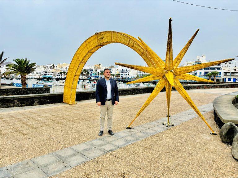 El alcalde Yonathan de León junto a una gran estrella de Navidad en la zona de La Puntilla, donde nación Arrecife como puerto y ciudad