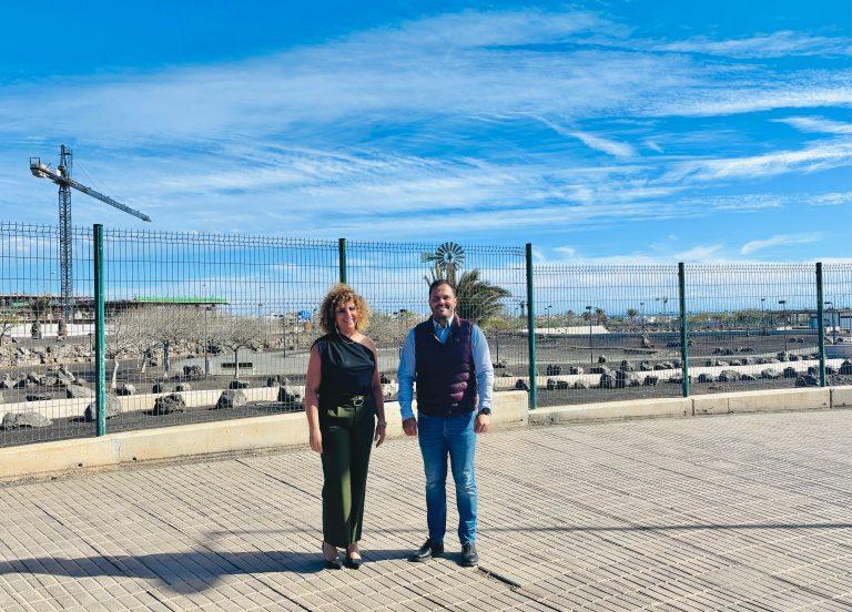El alcalde Yonathan de León, y la concejala de Deportes, Eli Merino, junto al Parque Urbano de Maneje 