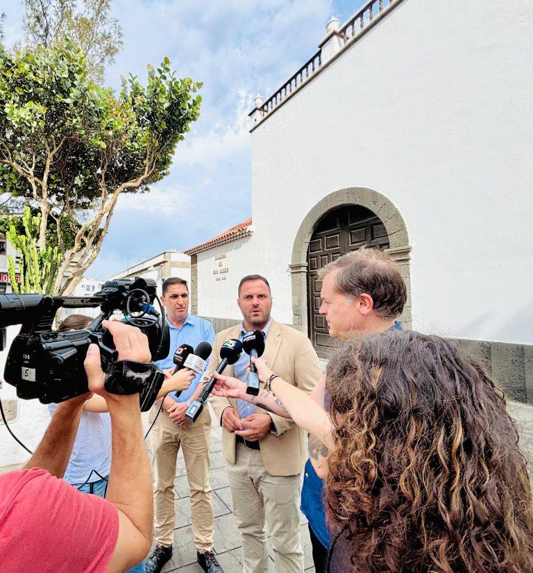El alcalde de Arrecife Yonathan de León y el cura párroco de San Ginés, Juan Carlos Medina, hoy con los medios informativos para hablar sobre la Bajada de la Virgen de Los Dolores