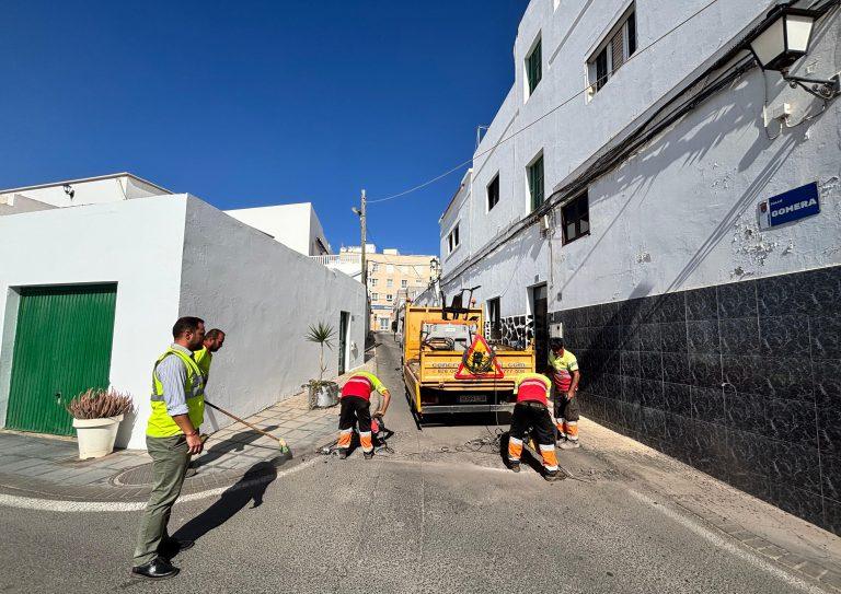 El alcalde de Arrecife este lunes en el barrio de El Lomo donde la empresa adjudicataria de los trabajos preparan las calles para ser reasfaltadas 1