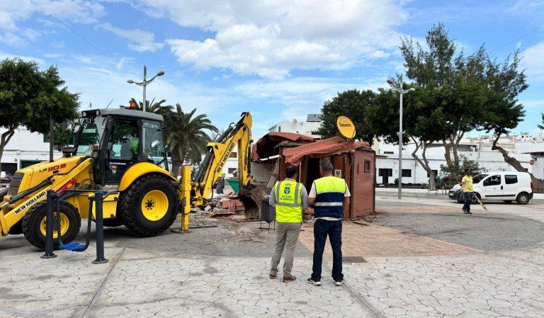El quiosco de la plaza de Titerroy, foco de inseguridad e insalubridad, ha sido desmantelado hoy por el Ayuntamiento de Arrecife