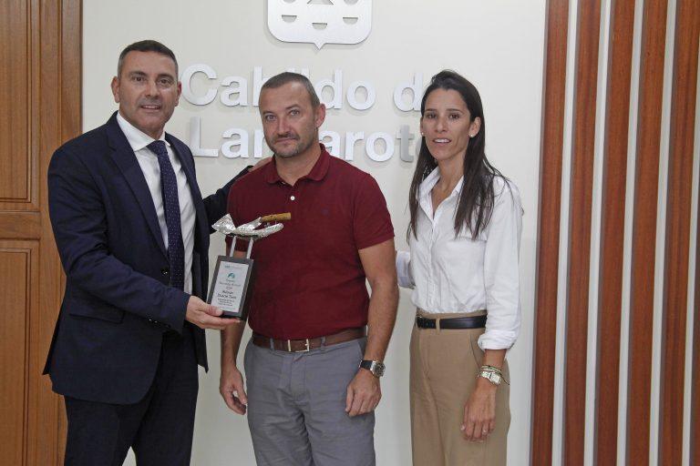 Presidente y consejera de Bienestar Animal junto a Ruiman Duarte (2)