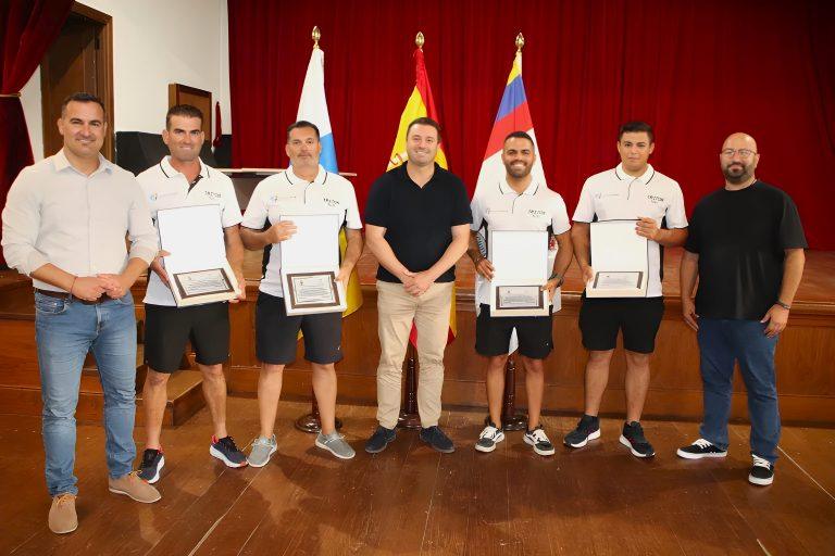 Tripulantes del Tritón junto a representantes públicos de Yaiza