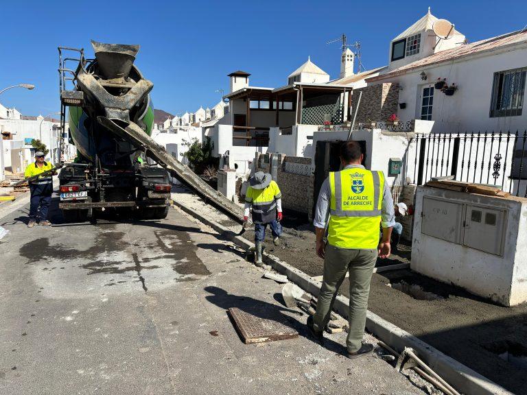 El alcalde Yonathan de León visita los trabajos de modernización en el barrio de Tinasoria