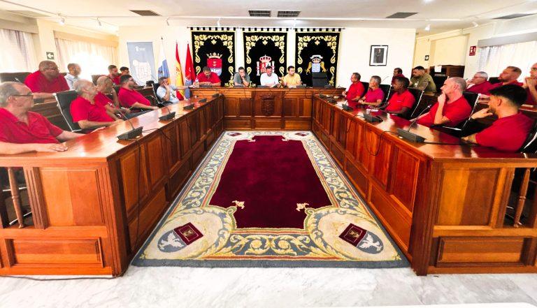 El alcalde Yonathan de León, y el concejal de Transportes, Mario González Altube, en la reunión con el sector donde se avanzó la aprobación de las tarifas de taxis