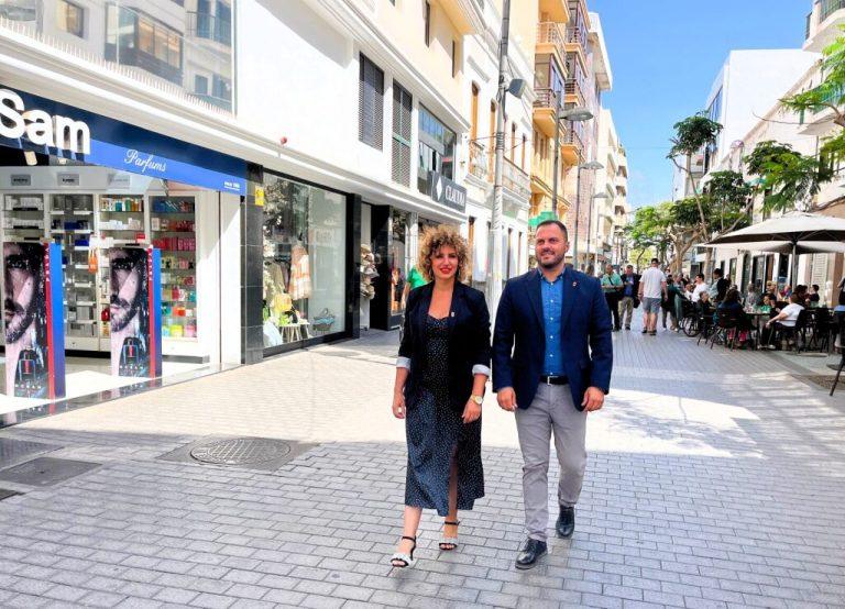 El alcalde de Arrecife, Yonathan de León, junto a la concejala de Comercio y Turismo, Eli Merino, en la zona comercial abierta de la capital de Lanzarote