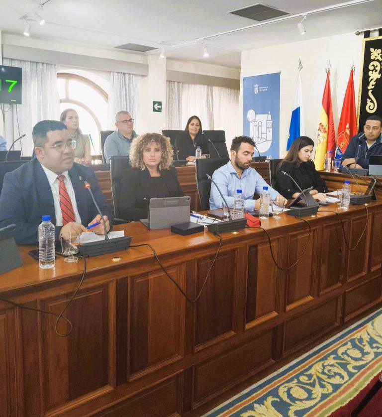 El concejal de Seguridad y Emergencias, Kevin Cortés ( primero por la izquierda) durante su intervención hoy en el pleno