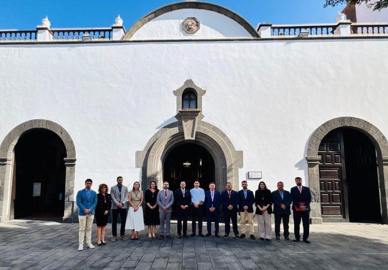 La Corporación Municipal de Arrecife realizó hoy una ofrenda a la patrona de Lanzarote, en la iglesia de San Ginés