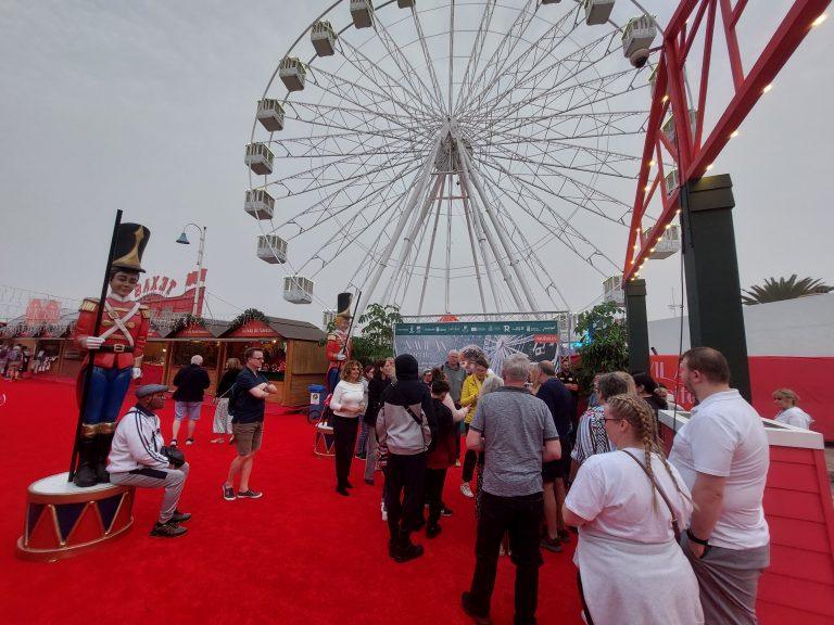 La concejala de Turismo de Arrecife, Eli Merino, da la bienvenida al grupo de turistas de TUI , a su entrada en la Feria Navilan