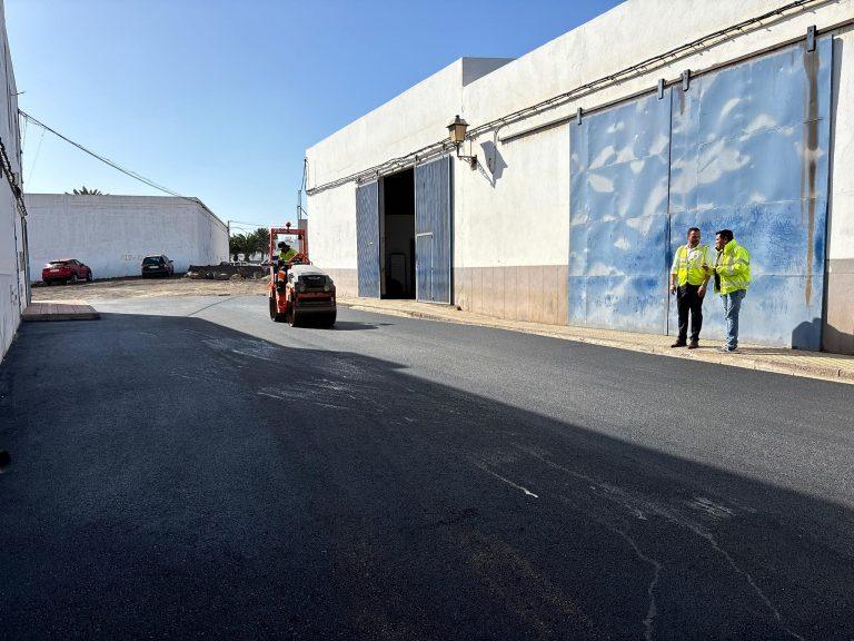 La zona industrial de Puerto de Naos estrena nuevo asfaltado en sus calles