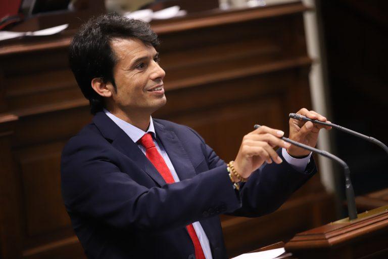 Marcos Bergaz durante intervencioìn en el parlamento
