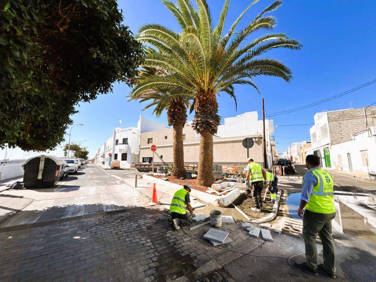 Yonathan de León visita los trabajos de mejorar la accesibilidad de espacios públicos y cruces de calles del barrio de Argana Baja