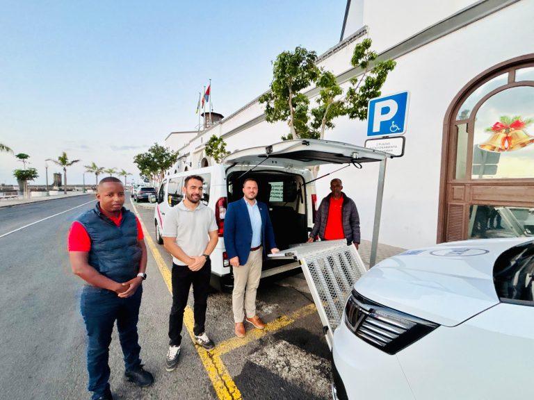 Yonathan de León y Mario González Altube presentan hoy los dos nuevos taxis adaptados, junto a los titulares de las licencias 