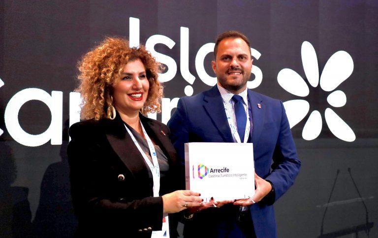 El alcalde Yonathan de Leo?n y la concejala de Turismo, Eli Merino, exhiben el reconocimiento recibido en Madrid por parte de la Secretaria de Estado de Turismo