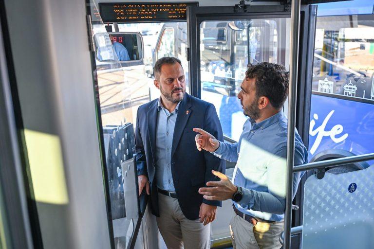El alcalde de Arrecife Yonathan de Leo?n y el concejal de Transportes y Movilidad, Mario Gonza?lez Altube, viajando en las nuevas guaguas de Arrecife