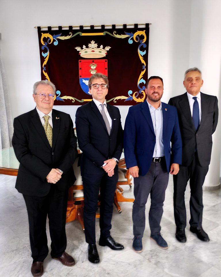 El embajador de la República de Italia en Espan?a, Giuseppe Buccino, ha visitado esta mañana al alcalde de Arrecife, Yonathan de León
