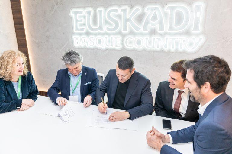 Firma FesTVal en FITUR 2025