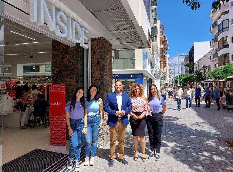 Son muchos los negocios que han abierto en Arrecife en estos últimos meses. El alcalde Yonathan de León y la concejala Eli Merino visitando uno de estos nuevos establecimientos