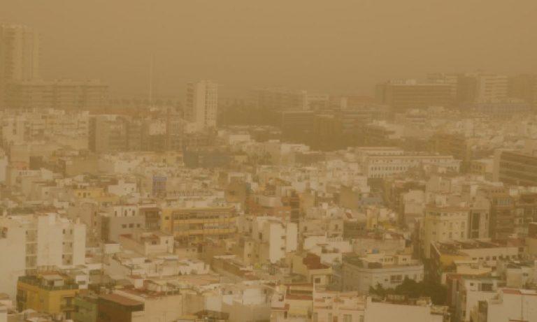 imagen-de-archivo-de-las-palmas-de-gran-canaria-cubierta-por-la-calima